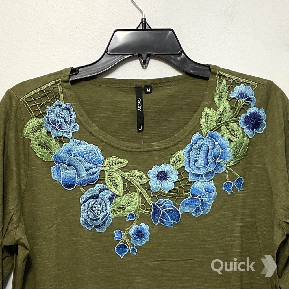 M - NWT Cathy Daniels Floral Embroidery Top